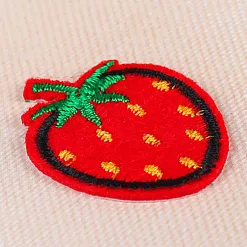 Термонаклейка с вышивкой "Клубничка", цвет красный