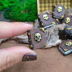 Миниатюра "Книга с черепом", 2х1,8х1 см, 1 шт (Югарт) Миниатюра "Книга с черепом", 2х1,8х1 см, 1 шт (Югарт)