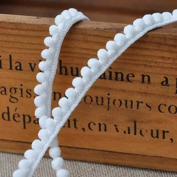 Лента с помпошками "Белая", ширина 1 см, длина 1 м