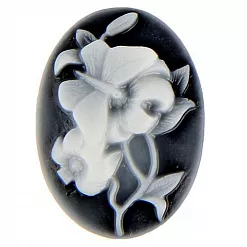 Камея "Бабочка на цветке", цвет бело-серый