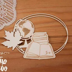 Украшение из чипборда "Рамка со школьными принадлежностями" (Просто небо) Украшение из чипборда "Рамка со школьными принадлежностями" (Просто небо)