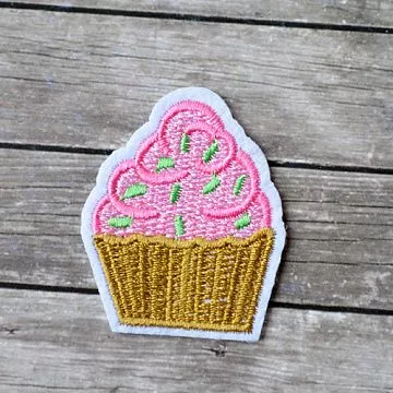 Термонаклейка с вышивкой "Клубничная пироженка"