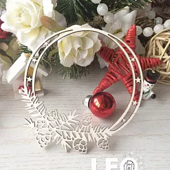 Чипборд "Новогодний венок с шишечками", 8 см (LeoMammy) Чипборд "Новогодний венок с шишечками", 8 см (LeoMammy)