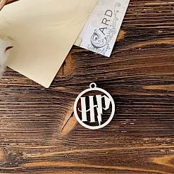 Деревянное украшение "Подвеска HP", 3х3,3 см (LeoMammy) Деревянное украшение "Подвеска HP", 3х3,3 см (LeoMammy)