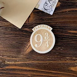 Деревянное украшение с гравировкой "Платформа 9 3/4", 3х3,4 см (LeoMammy)
