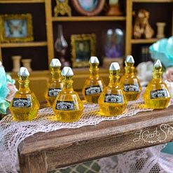 Миниатюра "Бутылка граненая. Светло-желтая", 1,8х2,8 см (Югарт)