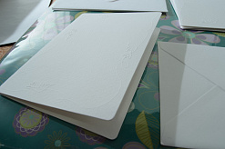 Набор текстурированных заготовок для открыток "Белые тисненые" с конвертами (DoCrafts)