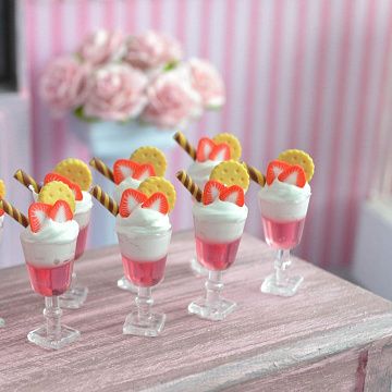 Миниатюра "Десерт с клубникой", 1 шт (Югарт)